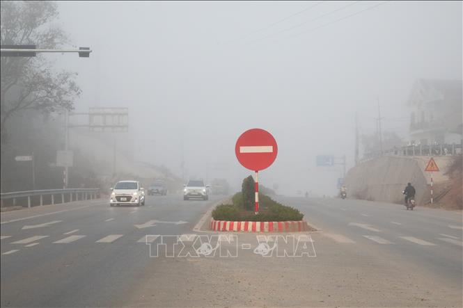 Sáng 10/1, rên Quốc lộ 4B, qua địa bàn phường Kỳ Lừa, tỉnh Lạng Sơn, sương mù vẫn khá dày làm hạn chế tầm nhìn của người và phương tiện tham gia giao thông. Ảnh: Văn Đạt - TTXVN