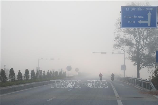 Sáng 10/1, rên Quốc lộ 4B, qua địa bàn phường Kỳ Lừa, tỉnh Lạng Sơn, sương mù vẫn khá dày làm hạn chế tầm nhìn của người và phương tiện tham gia giao thông. Ảnh: Văn Đạt - TTXVN