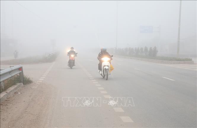 Sương mù dày đặc vào sáng 9/1 trên Quốc lộ 4B, đoạn qua địa bàn phường Kỳ Lừa, tỉnh Lạng Sơn khiến phương tiện tham gia giao thông phải bật đèn cảnh báo tránh va chạm. Ảnh: Văn Đạt - TTXVN