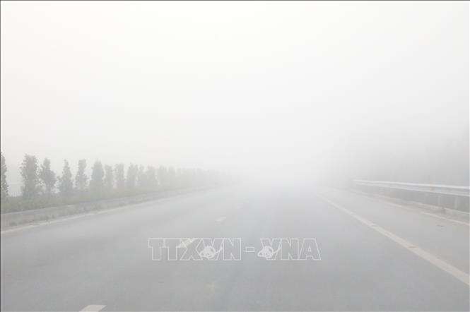 Sương mù “phủ trắng” nhiều đoạn trên Quốc lộ 4B, qua địa bàn phường Kỳ Lừa, tỉnh Lạng Sơn sáng 9/1. Ảnh: Văn Đạt - TTXVN