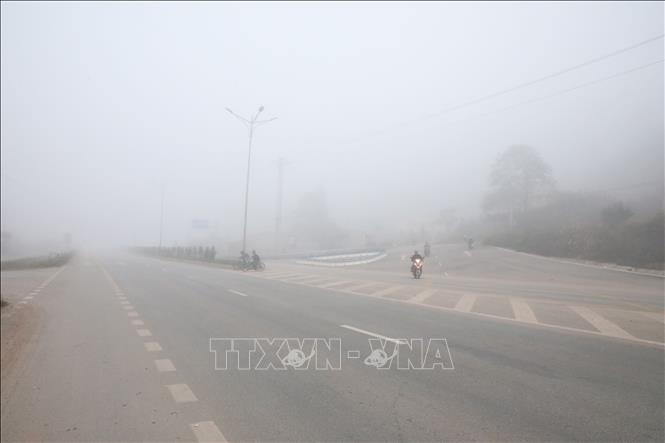 Ở khu vực giao nhau trên Quốc lộ 4B, qua địa bàn phường Kỳ Lừa, tỉnh Lạng Sơn, người điều khiển phương tiện phải di chuyển chậm, bật đèn cảnh báo để đảm bảo an toàn. Ảnh: Văn Đạt - TTXVN