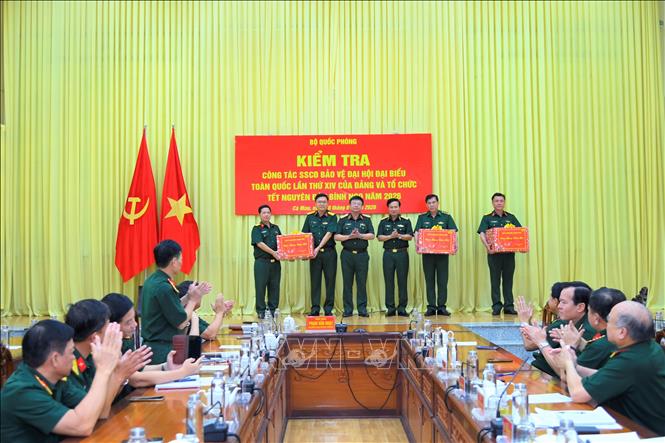 Thiếu tướng Phạm Văn Hoạt, Phó Cục trưởng Cục Tác chiến, Bộ Tổng tham mưu, tặng quà Tết cho cán bộ, chiến sĩ LLVT tỉnh Cà Mau. Ảnh: Chanh Đa-TTXVN