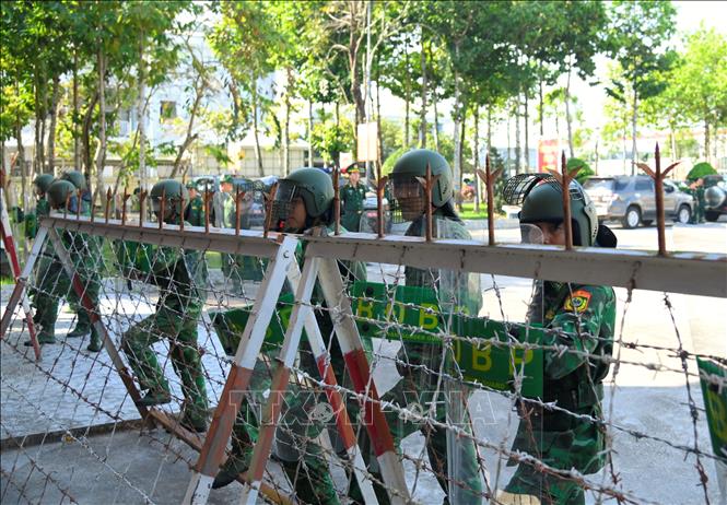 Đoàn công tác kiểm tra sẵn sàng chiến đấu bảo vệ cơ quan của Ban Chỉ huy Bộ đội Biên phòng tỉnh Cà Mau. Ảnh: Chanh Đa-TTXVN