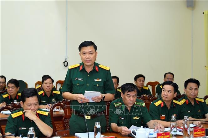 Đại tá Võ Thành Lê, Chính ủy Bộ Chỉ huy quân sự tỉnh Cà Mau, báo cáo với đoàn kiểm tra. Ảnh: Chanh Đa-TTXVN
