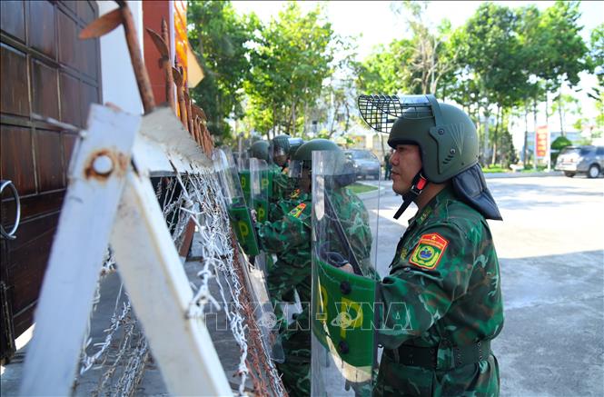 Đoàn công tác kiểm tra sẵn sàng chiến đấu bảo vệ cơ quan của Ban Chỉ huy Bộ đội Biên phòng tỉnh Cà Mau. Ảnh: Chanh Đa-TTXVN