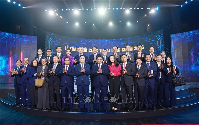 Thủ tướng Phạm Minh Chính với lãnh đạo Đài Truyền hình Việt Nam. Ảnh: Dương Giang-TTXVN
