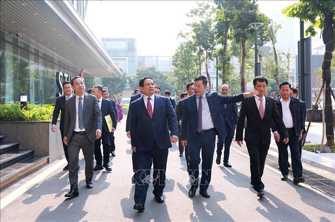 Thủ tướng Phạm Minh Chính tham quan cơ sở hạ tầng của Đài Truyền hình Việt Nam. Ảnh: Dương Giang-TTXVN
