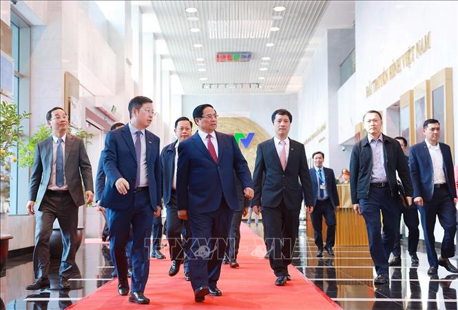 Thủ tướng Phạm Minh Chính tham quan cơ sở hạ tầng số của Đài truyền hình Việt Nam. Ảnh: Dương Giang-TTXVN
