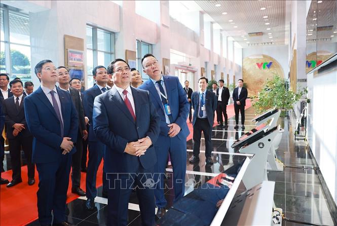 Thủ tướng Phạm Minh Chính tham quan cơ sở hạ tầng số của Đài truyền hình Việt Nam. Ảnh: Dương Giang-TTXVN
