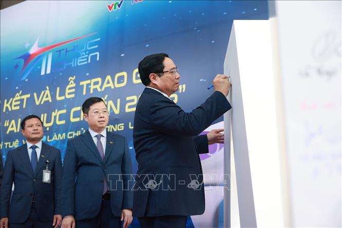 Thủ tướng Phạm Minh Chính ký lưu bút sau khi thăm cơ sở hạ tầng của Đài truyền hình Việt Nam. Ảnh: Dương Giang-TTXVN
