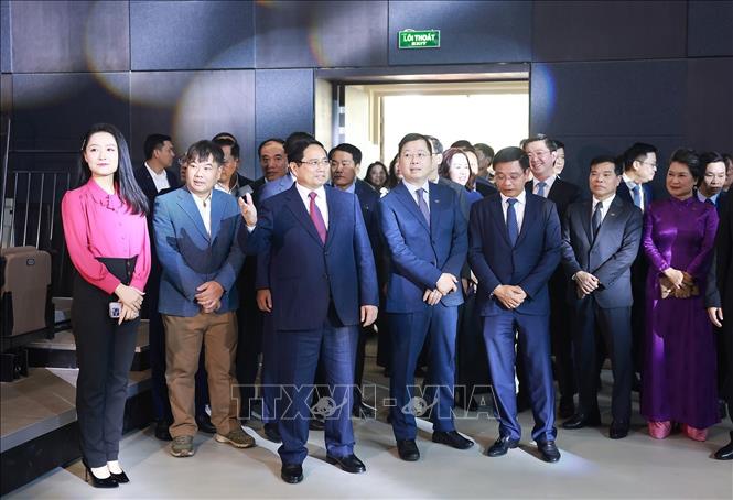 Thủ tướng Phạm Minh Chính tham quan cơ sở vật chất, hạ tầng của Đài truyền hình Việt Nam. Ảnh: Dương Giang-TTXVN
