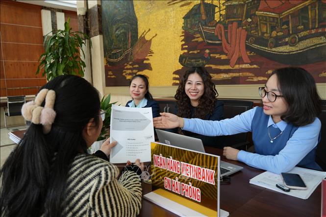 Ngân hàng Vietinbank hướng dẫn thủ tục cho người dân tại trung tâm. Ảnh Tiến Vĩnh  - TTXVN 