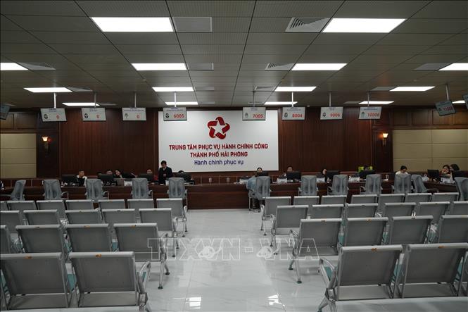 Sảnh chính tại trung tâm phục vụ hành chính công thành phố. Ảnh Tiến Vĩnh – TTXVN