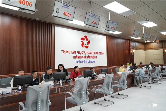 Cán bộ các sở, ban, ngành làm việc tại trung tâm. Ảnh Tiến Vĩnh  - TTXVN 