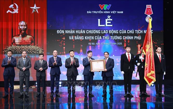 Thủ tướng Phạm Minh Chính trao Huân chương Lao động hạng Nhất cho Đài truyền hình Việt Nam. Ảnh: Dương Giang-TTXVN 

