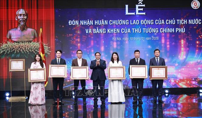 Thủ tướng Phạm Minh Chính tặng Bằng khen cho các cá nhân có thành tích xuất sắc. Ảnh: Dương Giang-TTXVN 
