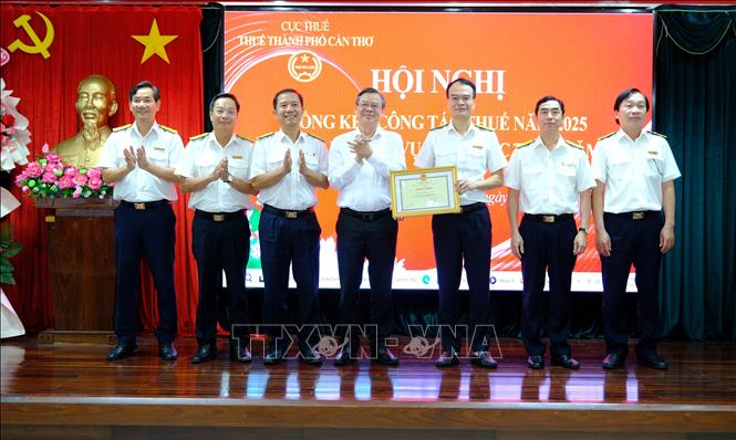 Chủ tịch UBND thành phố Cần Thơ Trương Cảnh Tuyên tặng Bằng khen cho tập thể Thuế thành phố Cần Thơ. Ảnh: Thu Hiền - TTXVN