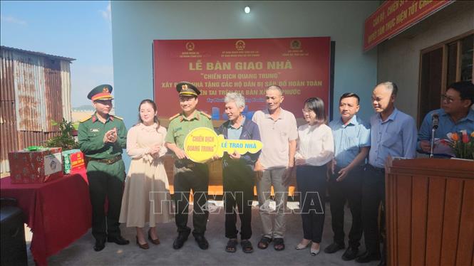 Trao tặng nhà mới cho người dân vùng lũ ở Gia Lai. Ảnh: Sỹ Thắng/TTXVN