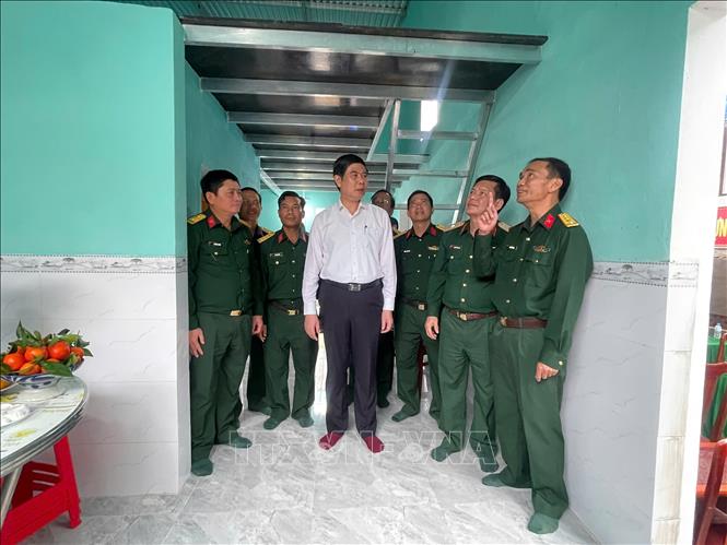 Phó chủ tịch UBND tỉnh Lâm Hải Giang (áo trắng) kiểm tra tiến độ công trình. Ảnh: Sỹ Thắng/TTXVN