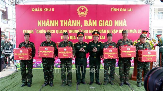 Trao tặng quà cho cán bộ chiến sỹ tham gia xây nhà cho người dân vùng lũ ở Gia Lai. Ảnh: Sỹ Thắng/TTXVN