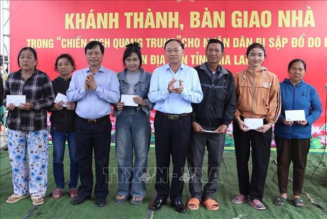 Trao tặng quà cho người dân vùng lũ ở Gia Lai
Ảnh: Sỹ Thắng/TTXVN