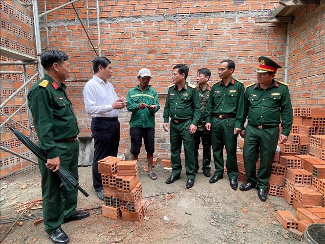 Phó chủ tịch UBND tỉnh Lâm Hải Giang (áo trắng) kiểm tra tiến độ công trình
Ảnh: Sỹ Thắng/TTXVN