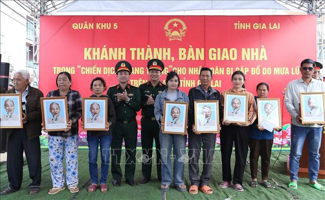 Trao tặng quà cho người dân vùng lũ ở Gia Lai
Ảnh: Sỹ Thắng/TTXVN