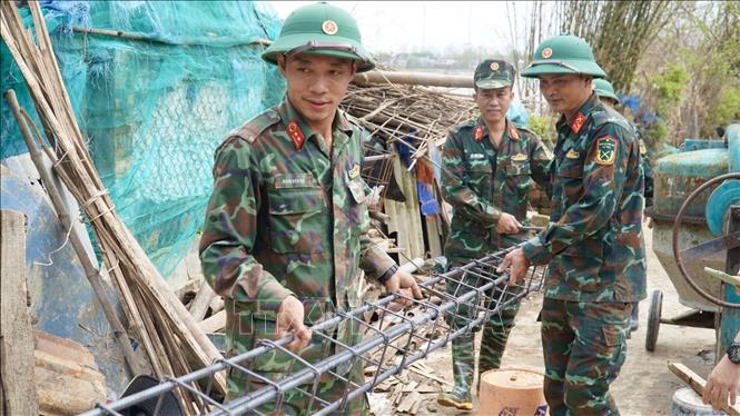 Lực lượng quân đội thực hiện xây nhà cho người dân vùng lũ ở Gia Lai. Ảnh: Sỹ Thắng/TTXVN