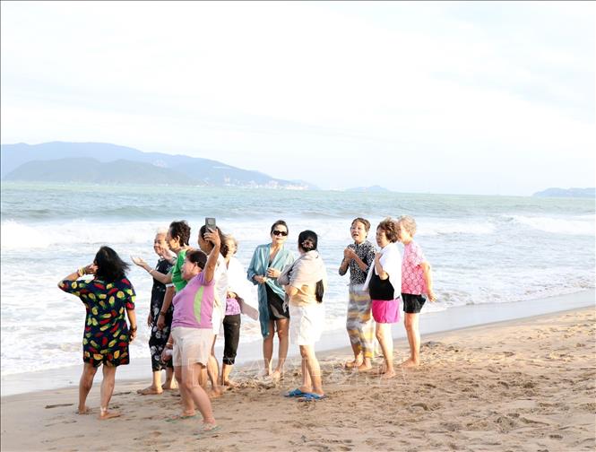 Biển ở Nha Trang động mạnh nhưng du khách vẫn ngang nhiên tắm biển 
Ảnh: Công Thử - TTXVN