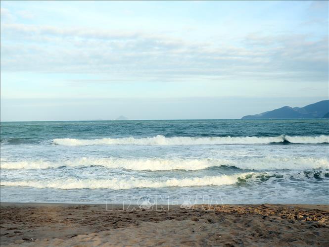 Biển ở Nha Trang động mạnh, sóng lớn
Ảnh: Công Thử - TTXVN