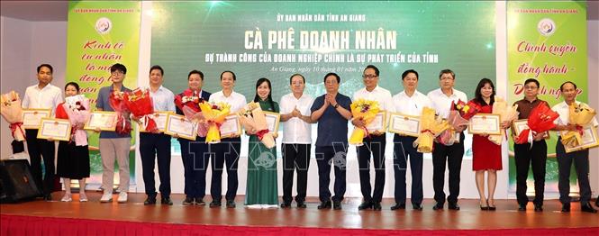 Tặng Bằng khen của Chủ tịch UBND tỉnh An Giang cho các tập thể. Ảnh: Lê Huy Hải - TTXVN