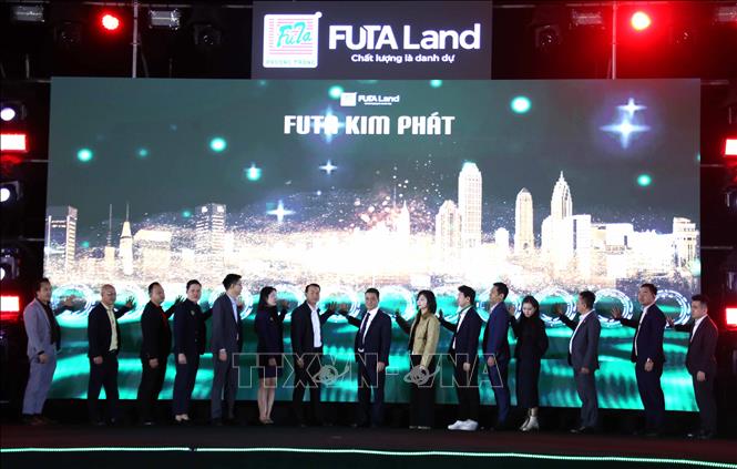 Đại biểu thực hiện nghi thức khởi động dự án FUTA Kim Phát. Ảnh: Trần Lê Lâm - TTXVN 