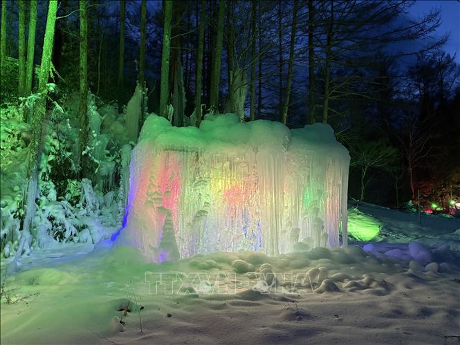 Những khối băng rực rỡ giữa nền tuyết trắng trong đêm. Ảnh: Xuân Giao – PV TTXVN tại Nhật Bản