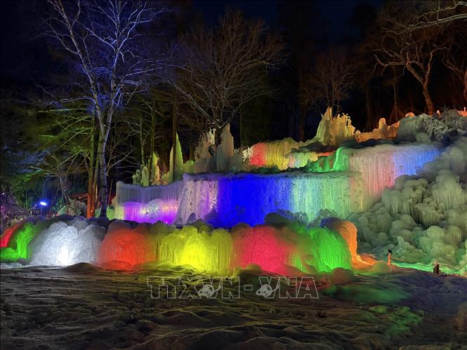 Hệ thống đèn LED nhiều màu chiếu sáng các khối băng, tạo nên không gian huyền ảo, vừa siêu thực vừa lãng mạn. Ảnh: Xuân Giao – PV TTXVN tại Nhật Bản