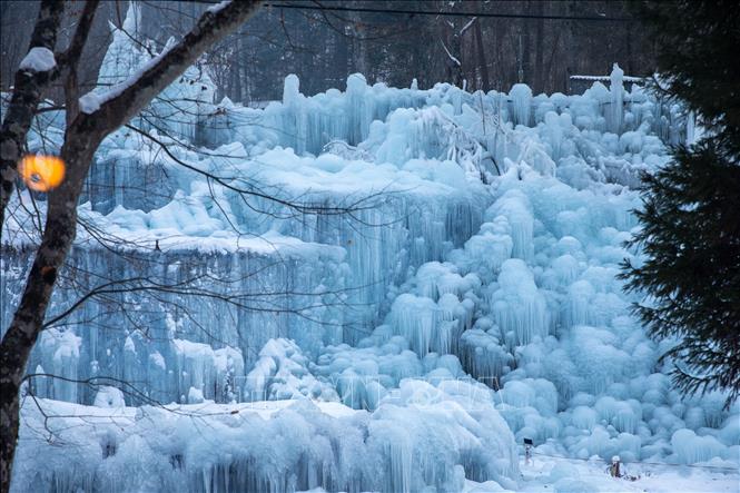  Màu sắc của băng trong ánh sáng gợi cảm giác như đang bước vào một khu rừng pha lê. Ảnh: Xuân Giao – PV TTXVN tại Nhật Bản