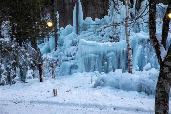 Khu rừng băng này mang đến cảm giác vừa choáng ngợp, vừa bình yên, để lại ấn tượng mạnh mẽ cho du khách. Ảnh: Xuân Giao – PV TTXVN tại Nhật Bản