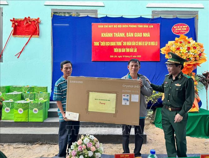 Bộ đội Biên phòng tặng đồ gia dụng cho hộ dân trong “Chiến dịch Quang Trung”. Ảnh: TTXVN phát