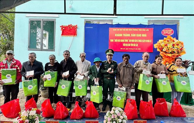 Bộ đội Biên phòng tặng quà cho hộ dân trong “Chiến dịch Quang Trung”. Ảnh: TTXVN phát