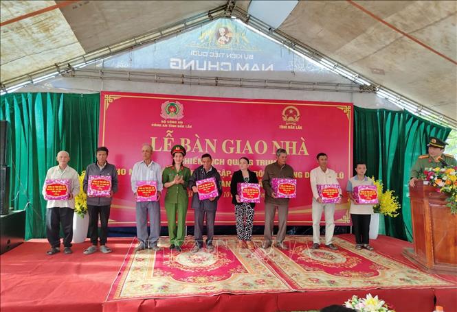 Công an tỉnh Đắk Lắk tặng quà cho hộ dân trong “Chiến dịch Quang Trung”. Ảnh: TTXVN phát