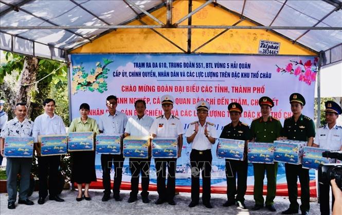 Đại diện các cơ quan, doanh nghiệp tặng quà các cơ quan, đơn vị trên đảo Thổ Chu. Ảnh: Trần Việt - TTXVN