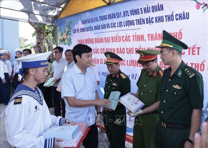 Đại diện các cơ quan, doanh nghiệp tặng quà các cơ quan, đơn vị trên đảo Thổ Chu. Ảnh: Trần Việt - TTXVN
