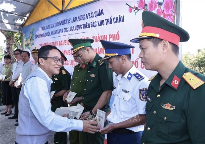 Đại diện các cơ quan, doanh nghiệp tặng quà các cơ quan, đơn vị trên đảo Thổ Chu. Ảnh: Trần Việt - TTXVN
