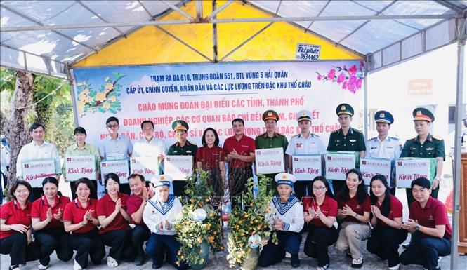 Đại diện Agribank tặng quà Tết cho các đơn vị trên đảo Thổ Chu, Đặc khu Thổ Châu. Ảnh: Trần Việt - TTXVN 