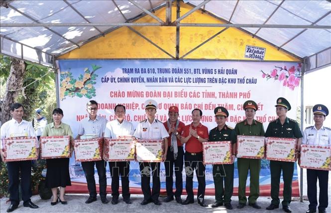 Đại diện các cơ quan, doanh nghiệp tặng quà các cơ quan, đơn vị trên đảo Thổ Chu. Ảnh: Trần Việt - TTXVN