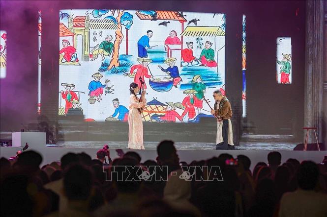 Tiết mục văn nghệ biểu diễn tại chương trình. Ảnh: Hoàng Hiếu - TTXVN