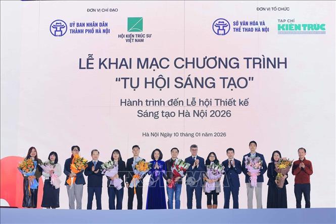 Ban tổ chức tặng hoa cho các đơn vị đã đóng góp nhiều cho chương trình. Ảnh: Hoàng Hiếu - TTXVN