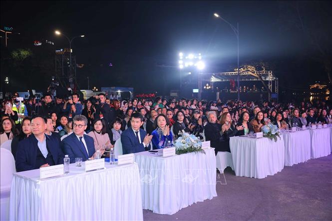 Các đại biểu cùng đông đảo nhân dân tham dự lễ khai mạc. Ảnh: Hoàng Hiếu - TTXVN