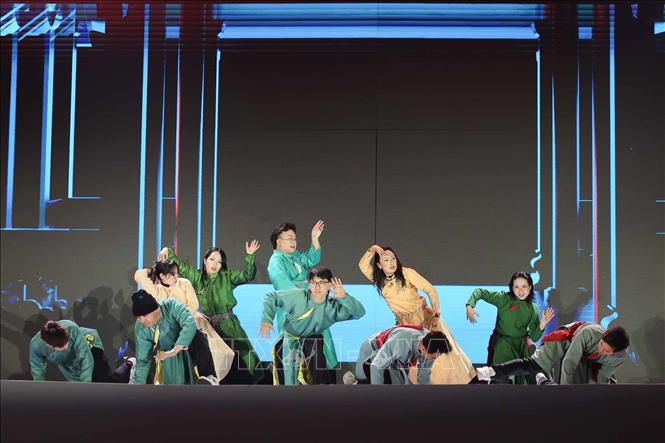 Tiết mục văn nghệ biểu diễn tại chương trình. Ảnh: Hoàng Hiếu - TTXVN