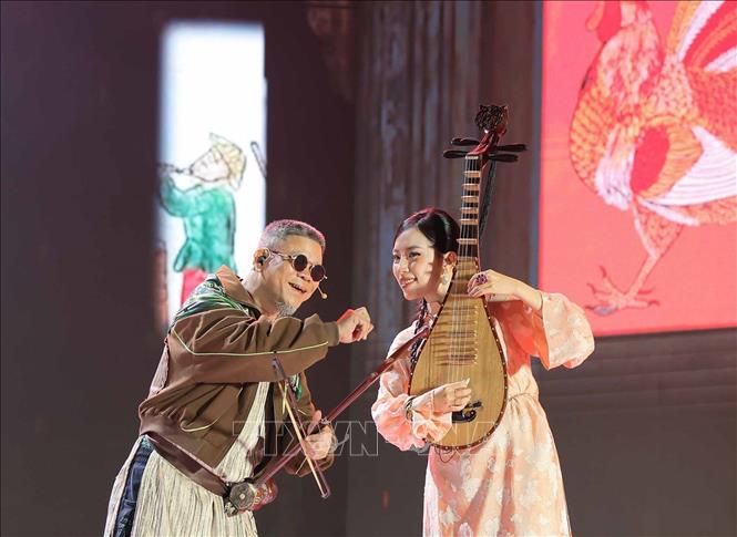 Tiết mục văn nghệ biểu diễn tại chương trình. Ảnh: Hoàng Hiếu - TTXVN