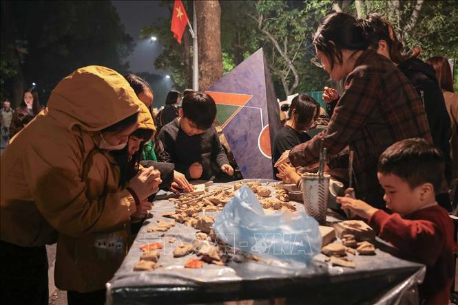 Khu vực sáng tạo nặn đất thu hút nhiều người trải nghiệm. Ảnh: Hoàng Hiếu - TTXVN